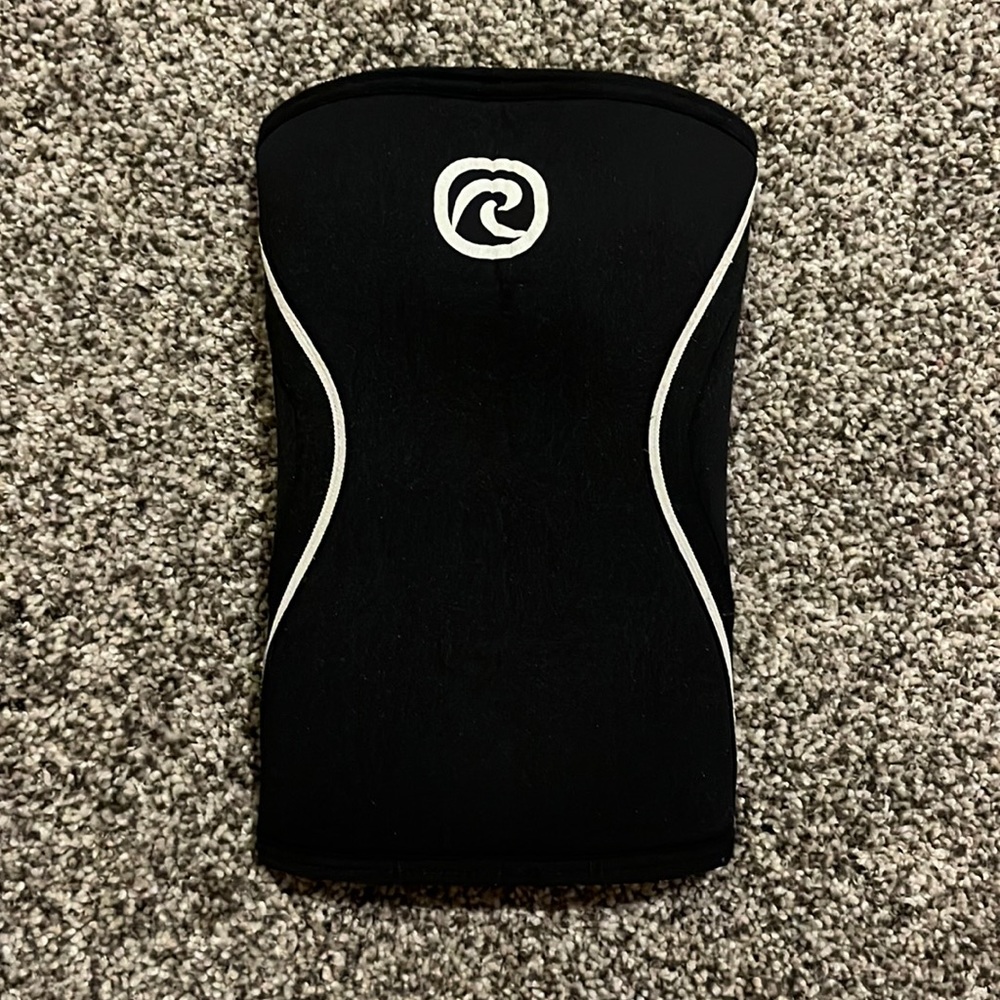 Rehband M 5mm knee sleeve (1)